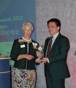 Mr. Cai Hai, GM of Overseas Divison, Hytera receives the Windsor Award from Mary Bayliss, the Lord Lieutenant of the Royal Berkshire