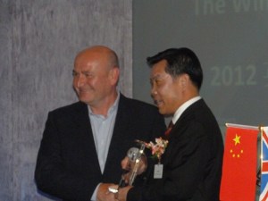 Paul Priestman, Director of Priestmangoode, received the award from Mr. Qiu Jibao, Vice-Chairman of China Chamber of International Commerce
